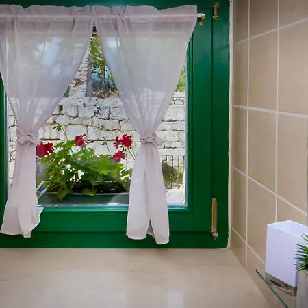 Holiday home Ognjistar In The Hinterland Of Makarska Riviera Zmijavci